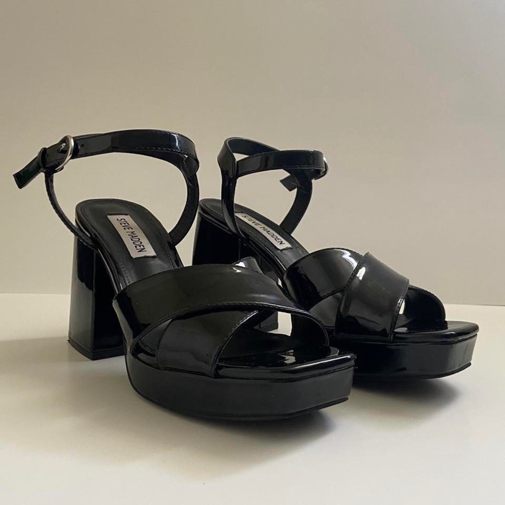 ***SOLD*** STEVE MADDEN BLACK CHUNKY HEELS WITH STRAP SIZE 7.5M